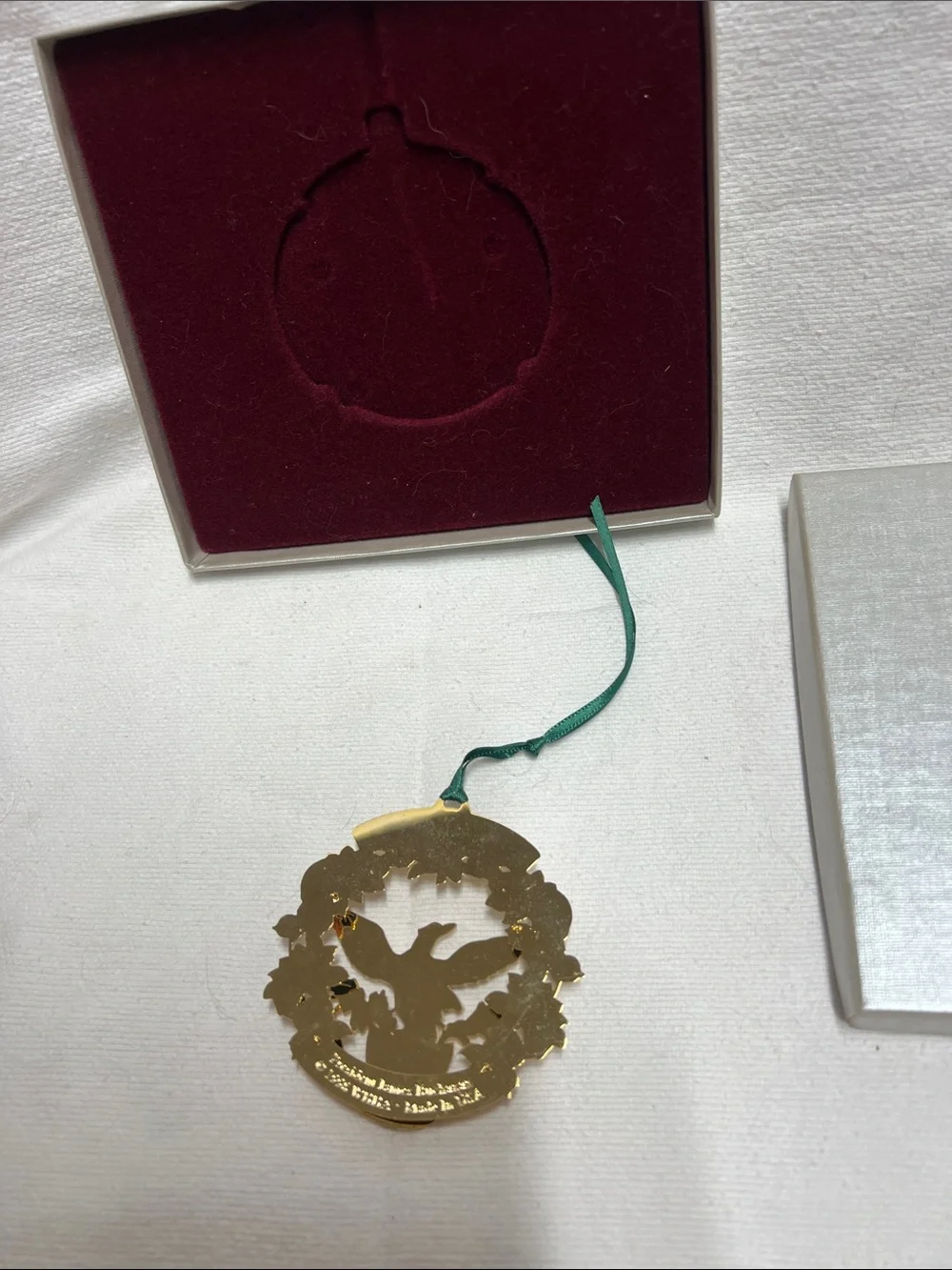 Holiday Dove Wreath Ornament - White/Gold 1998 Vtg collection